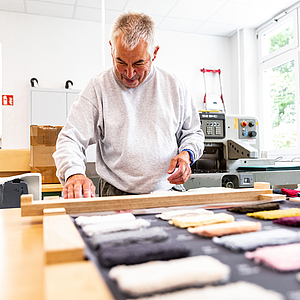 Mann arbeitet in der Textilverarbeitung der Gerd-Hahlbrock-Werkstatt